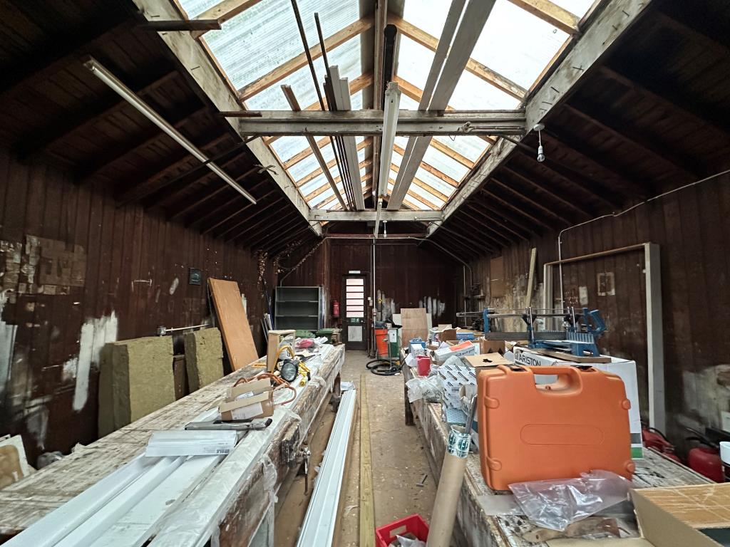 Lot: 37 - SUBSTANTIAL MIXED USE BUILDING WITH POTENTIAL - Top Floor of Workshop